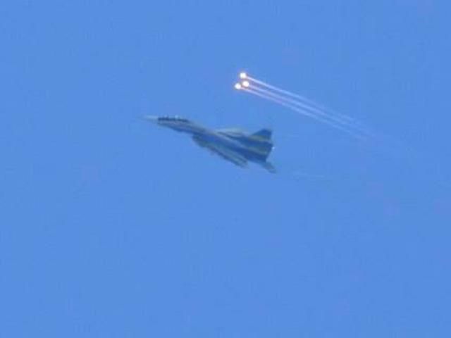 Над Луганськом — винищувачі, у місті лунають вибухи, — ЗМІ (Відео) Над Луганськом — винищувачі, у місті лунають вибухи, — ЗМІ (Відео)