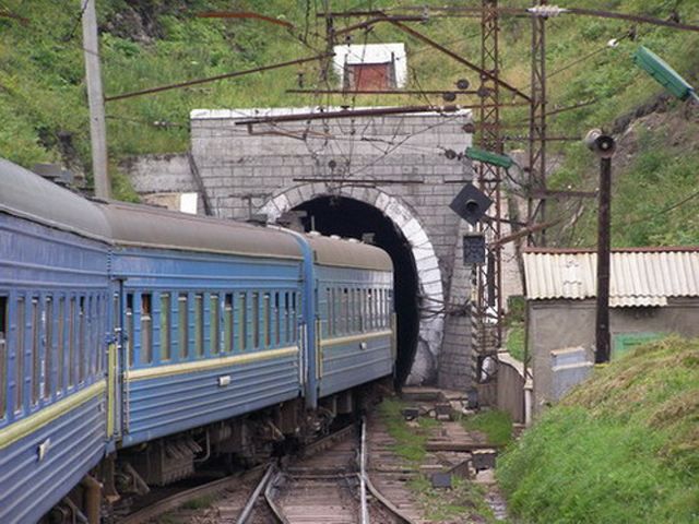 На Днепропетровщине неизвестные обстреляли пассажирский поезд