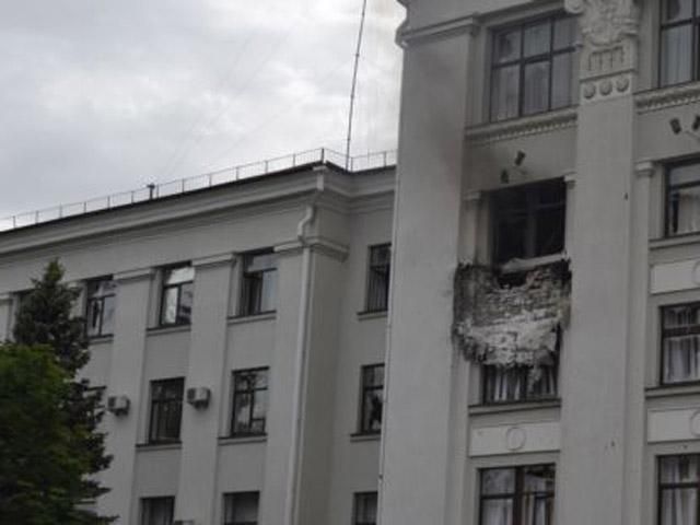 Террористы сами, вероятно, взорвали Луганскую ОГА изнутри, - пресс-офицер АТО (Фото, Видео)