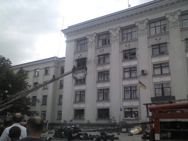К Луганской ОГА продолжают подъезжать "скорые" (Фото)