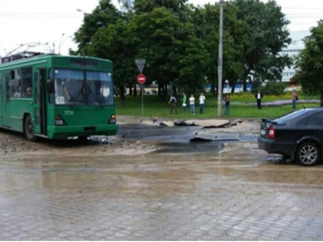 В столице провалился асфальт (Фото) В столице провалился асфальт (Фото)