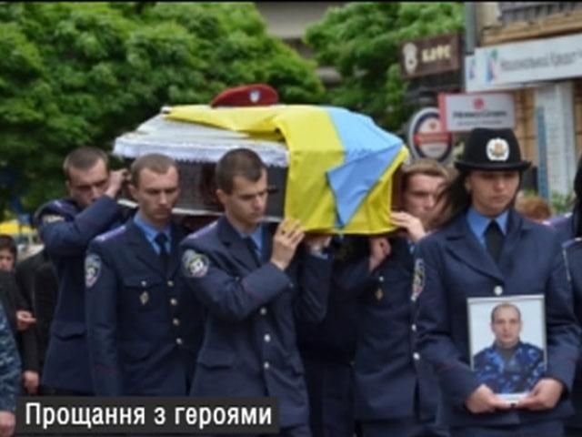 Похороны украинских военных, митинг в Харькове, протесты в столице - в фотографиях дня