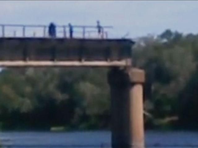 На Луганщині підірвали залізничний міст На Луганщині підірвали залізничний міст