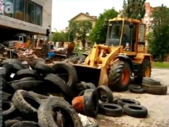 Під Донецькою ОДА продовжують розбирати барикади (Відео)