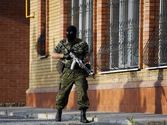 В Луганске штурмуют воинскую часть, - журналист В Луганске штурмуют воинскую часть, - журналист