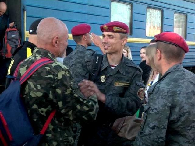 Найяскравіші кадри дня: Львів зустрів героїв-нацгвардійців, у Миколаєві - мітинг за єдність Найяскравіші кадри дня: Львів зустрів героїв-нацгвардійців, у Миколаєві - мітинг за єдність