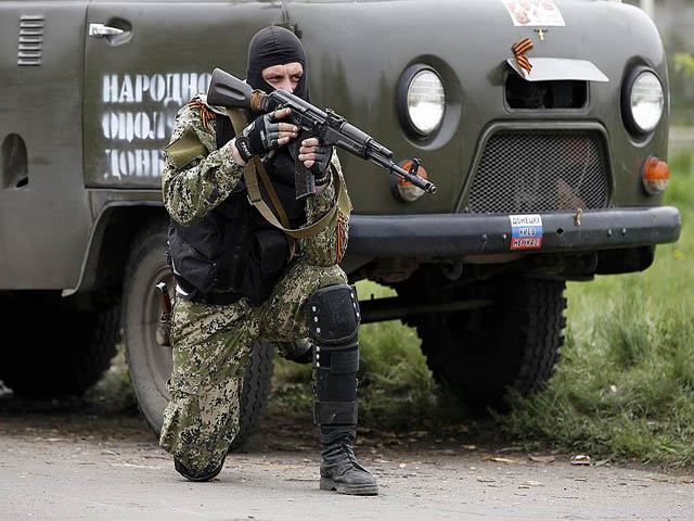 На Донбасі терористи розстріляли авто мирних громадян