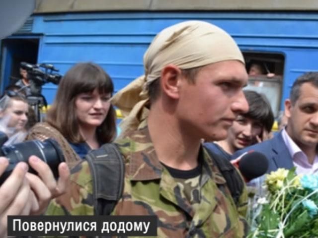 Українських військових зустрічають як героїв, прикордонна частина після захоплення, – у фото дня