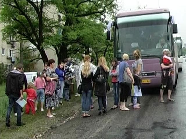 Хроника 4 июня. Беженцы из Славянска, пикет отделения "Сбербанка" России Хроника 4 июня. Беженцы из Славянска, пикет отделения "Сбербанка" России