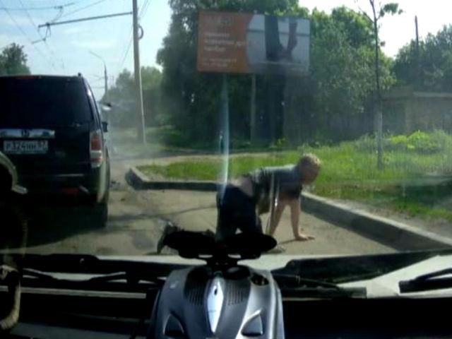 Ефект свідка: внаслідок зіткнення "Хонди" та "Лади" з останньої вилетів пасажир Ефект свідка: внаслідок зіткнення "Хонди" та "Лади" з останньої вилетів пасажир