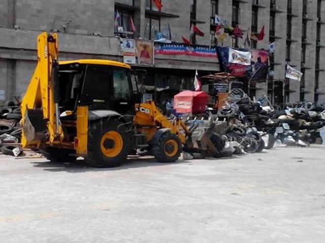 Коммунальщики расчищают площадь перед Донецкой ОГА Коммунальщики расчищают площадь перед Донецкой ОГА