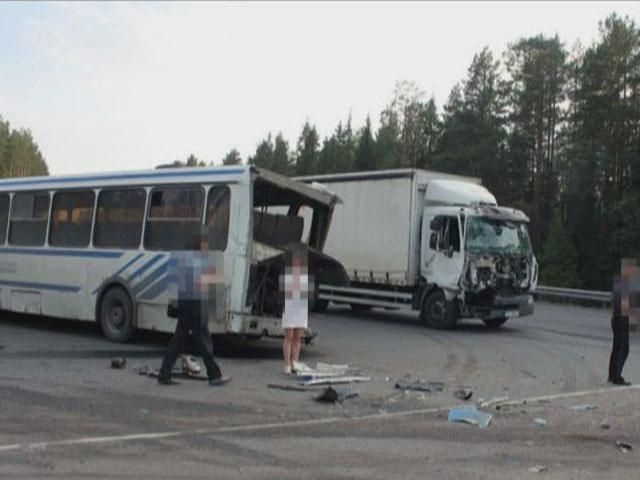 В России столкнулись два грузовика и автобус