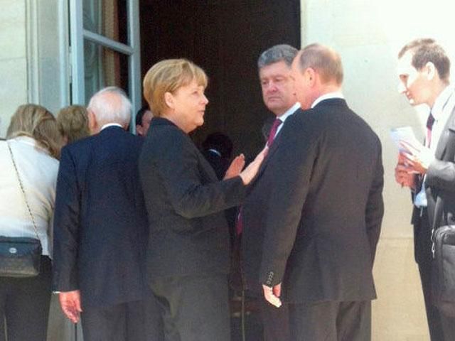 Порошенко не потиснув Путіну руки у Франції (Фото)