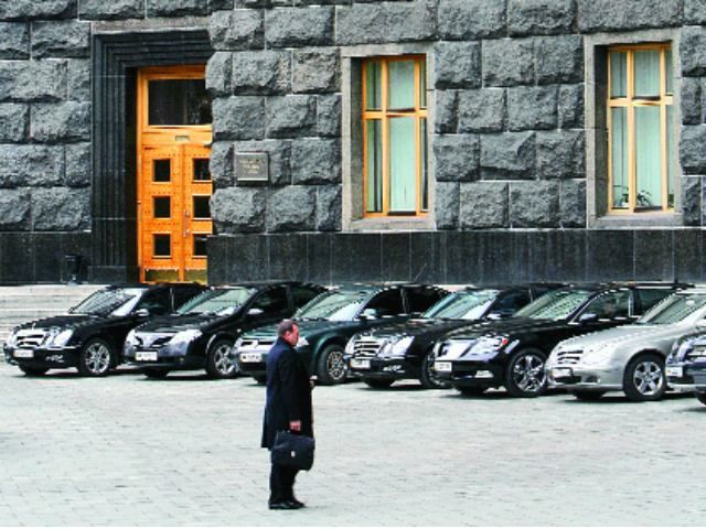 Кабмін на аукціоні продав 8 з 73 урядових авто 