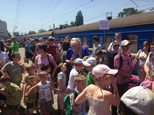 Сирот из Луганской области эвакуировали в Одессу (Фото)