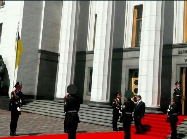 Порошенко поинтересовался самочувствием солдата, упавшего перед инаугурацией Порошенко поинтересовался самочувствием солдата, упавшего перед инаугурацией