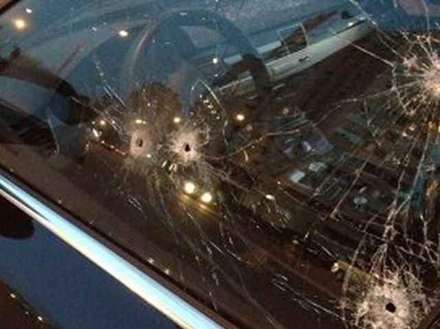 В Артемівську розстріляли машину — поранений командир військової частини (Фото) В Артемівську розстріляли машину — поранений командир військової частини (Фото)