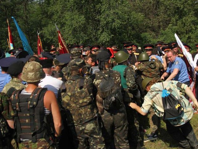 Проукраинские казаки чуть не избили пророссийских казаков (Фото) Проукраинские казаки чуть не избили пророссийских казаков (Фото)