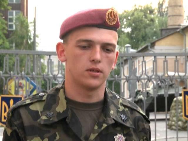 Солдат, який впустив зброю під час інавгурації, розповів подробиці інциденту Солдат, який впустив зброю під час інавгурації, розповів подробиці інциденту