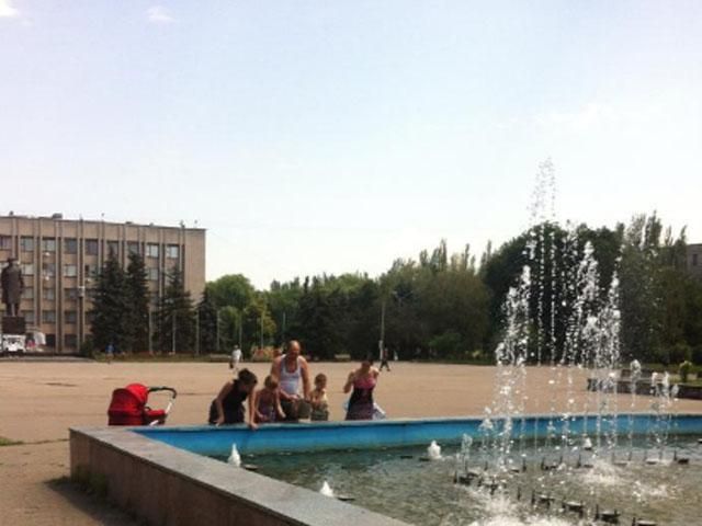 У Слов’янську досі немає води, люди набирають воду у фонтанах (Фото)