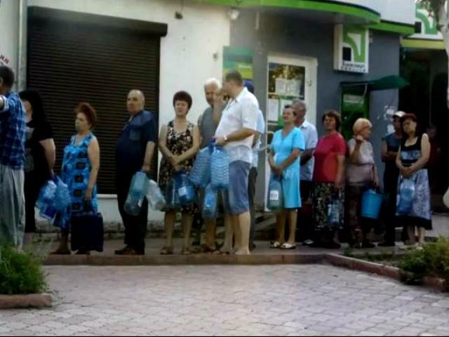 Жители Славянска стоят в длинных очередях за водой (Видео)