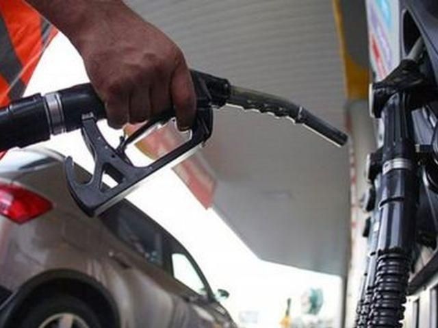 Бензиновий колапс у Керчі: в місті працює лише декілька АЗС