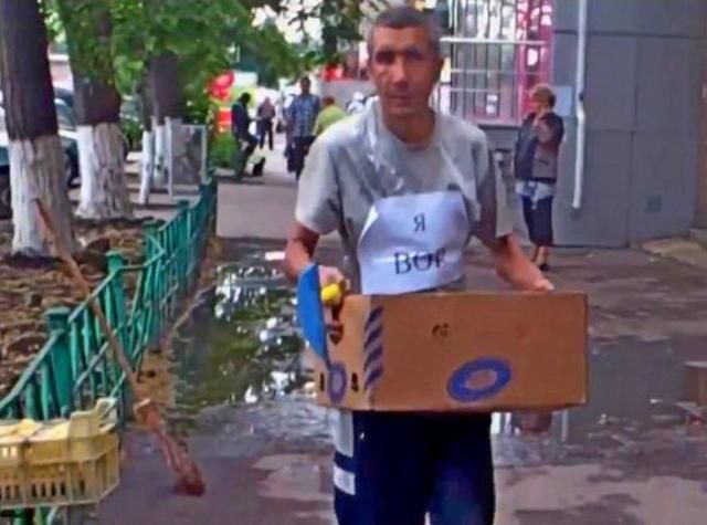 Упійманих мародерів сепаратисти змушують прибирати сміття (Відео)