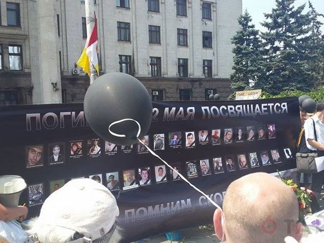 Відео дня: на панахиді в Одесі в небо випустили 48 білих голубів Відео дня: на панахиді в Одесі в небо випустили 48 білих голубів