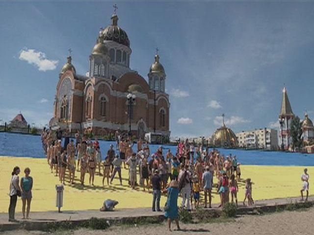 В Киеве на набережной появился гигантский флаг Украины