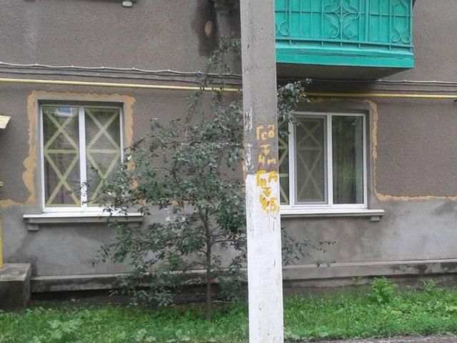 Жителі Слов’янська рятуються від вибухів скотчем на вікнах (Фото) Жителі Слов’янська рятуються від вибухів скотчем на вікнах (Фото)