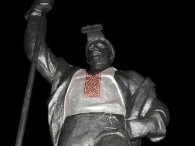 Памятник Сталевару в Мариуполе одели в вышиванку (Фото)