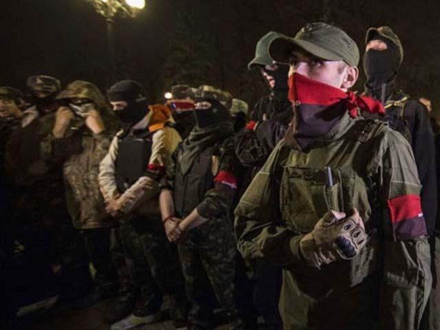 Во Львове "Правый сектор" пикетировал областную милицию, требуя освобождения коррупционеров