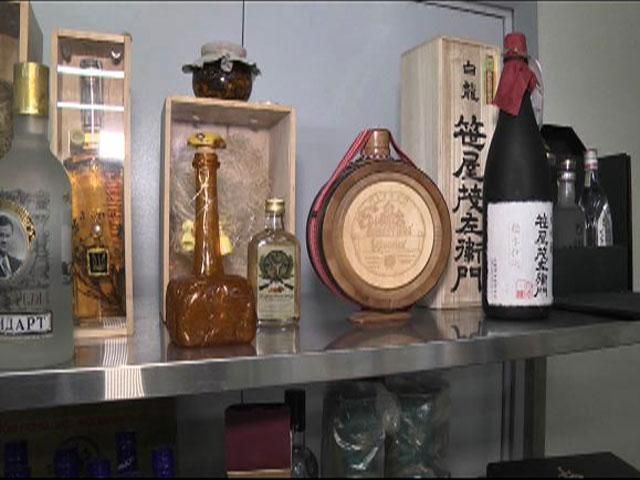 У Межигір'ї відкривають виставку алкогольних напоїв Януковича У Межигір'ї відкривають виставку алкогольних напоїв Януковича