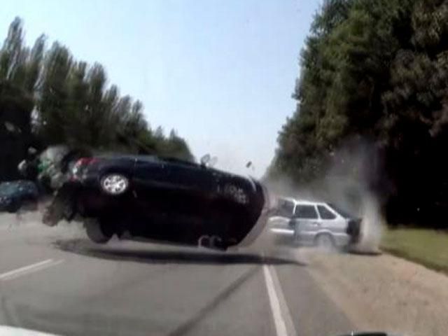 "Хюндай" влетел в ВАЗ: 6 пострадавших "Хюндай" влетел в ВАЗ: 6 пострадавших