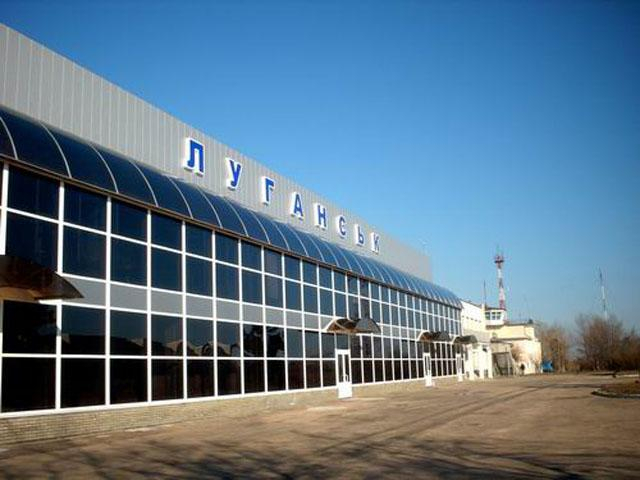 Террористы обстреливают аэропорт Луганска, где находятся украинские силовики, — источник Террористы обстреливают аэропорт Луганска, где находятся украинские силовики, — источник