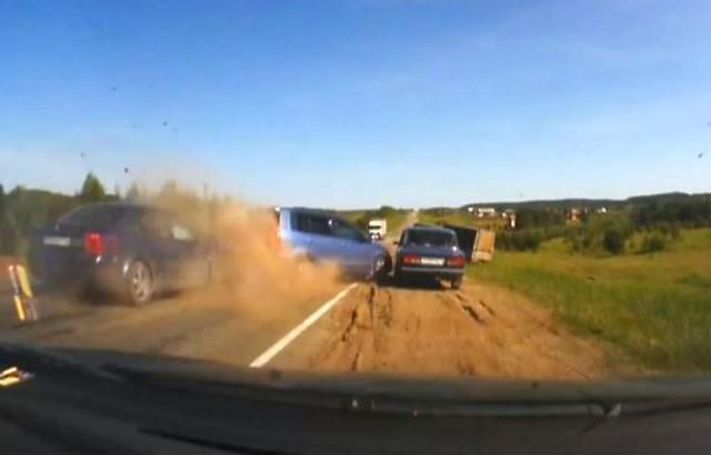 Эффект свидетеля: четыре подбитых автомобиля и цирковой трюк на мопеде Эффект свидетеля: четыре подбитых автомобиля и цирковой трюк на мопеде