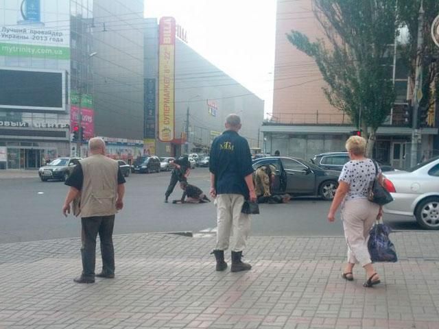 У центрі Маріуполя викрали автомобіль разом з пасажирами (Відео) У центрі Маріуполя викрали автомобіль разом з пасажирами (Відео)