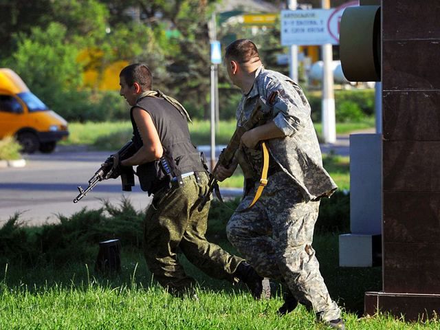 На Донеччині терористи відібрали півмільйона гривень у директора супермаркету На Донеччині терористи відібрали півмільйона гривень у директора супермаркету