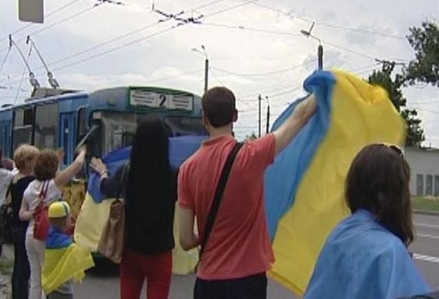 В Харькове развесили национальные флаги