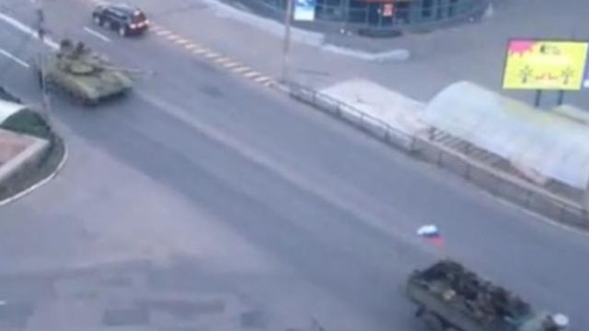 По Макіївці проїхала колона танків з прапором Росії (Відео) По Макіївці проїхала колона танків з прапором Росії (Відео)