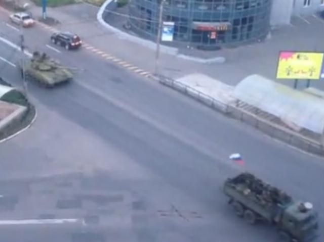По Макіївці проїхала колона танків з прапором Росії (Відео)