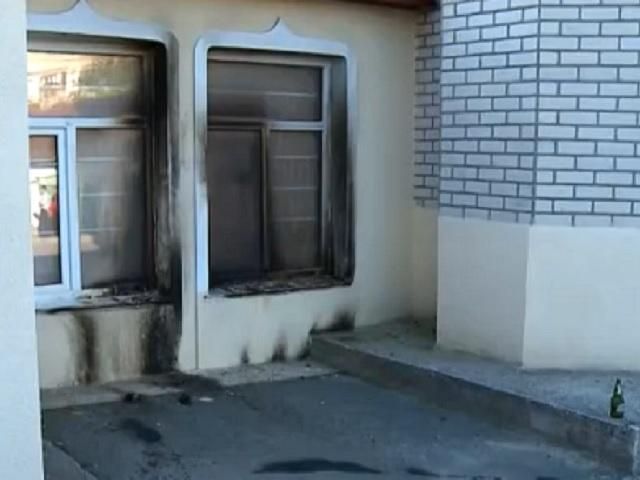 В Симферополе подожгли мечеть и разрисовали ее свастикой (Видео)