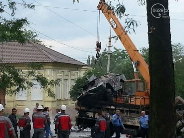 У Маріуполі розбирають барикади (Фото) У Маріуполі розбирають барикади (Фото)
