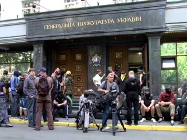 Кілька десятків активістів "Правого сектора" прийшли під ГПУ