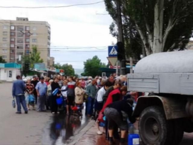 В Славянске очереди за водой, в Крыму празднуют День России - в лучших фотографиях дня