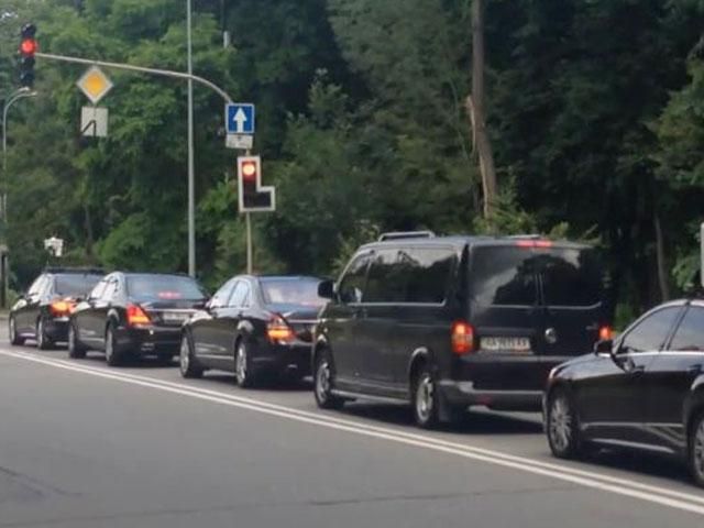 Кортеж Порошенко едучи на работу, не перекрывает дорог Кортеж Порошенко едучи на работу, не перекрывает дорог