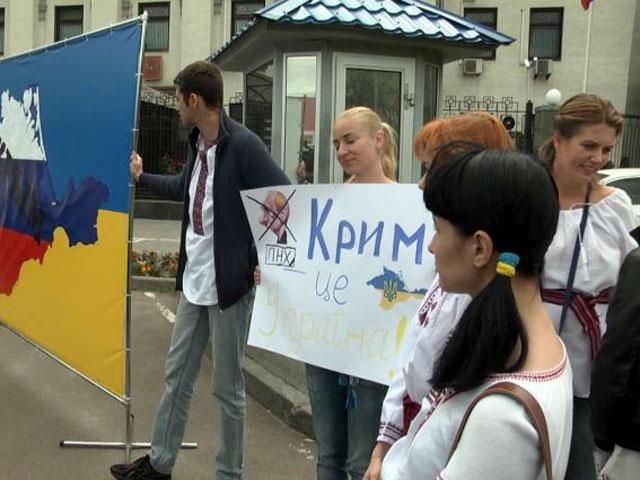 Переселенцы из Крыма провели акцию протеста возле посольства РФ