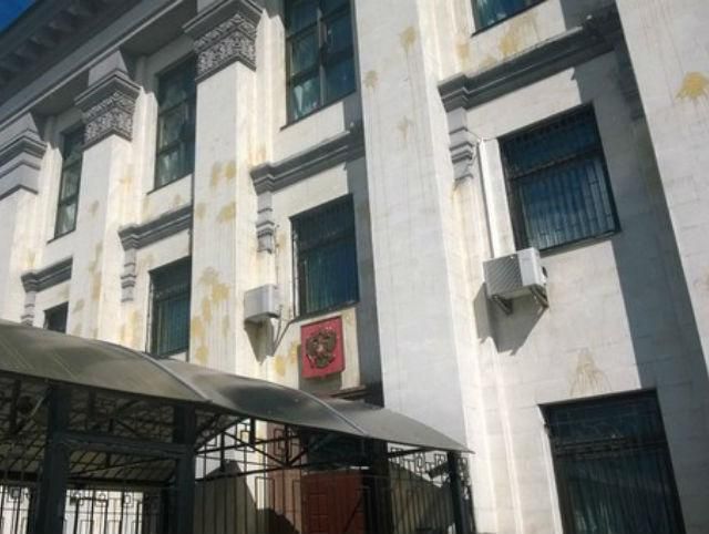 В Киеве посольство России забросали яйцами (Фото) (Видео)
