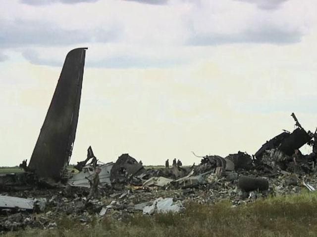 Залишки збитого українського військового літака (Відео)