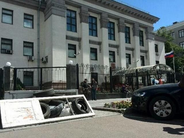 Посольство РФ забросали взрывпакетами и мостовой (Фото)
